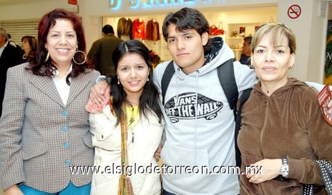 08042009 Karen Tavares Rodríguez y Demetrio Zúñiga Sordo se fueron de vacaciones a España y fueron despedidos por Bertha de Tavares y Olga de Zúñiga.