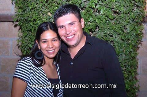11042009 Elda Martínez Garza y Roberto Duclaud Contreras en su última despedida de solteros.