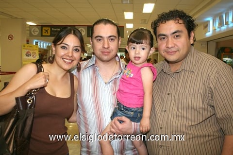 11042009 René Silva Vázquez llegó del Distrito Federal y le dieron la bienvenida Haydée Valdés, Renata Silva y Gerardo Silva.