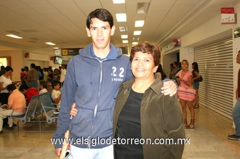 11042009 Alonso Álvarez llegó procedente de la Ciudad de México y fue recibido por su mamá Sanjuana Adame.
