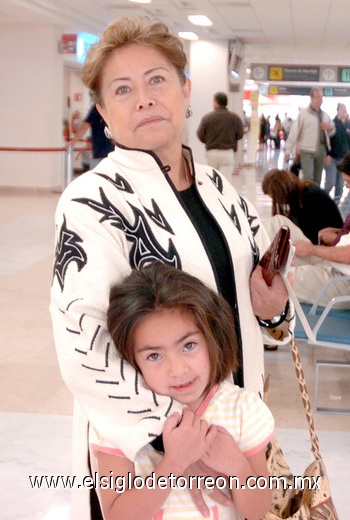 09042009 María Eugenia Garduño Marmolejo y su nieta Renata Martínez Gámez viajaron al Distrito Federal.