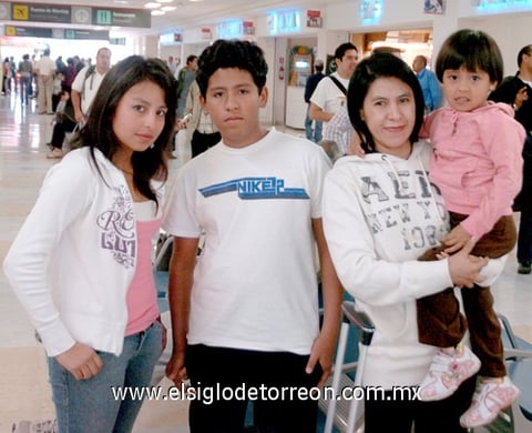 09042009 Llegaron de la Ciudad de México Ruth Castañeda y sus hijos Ingrid, Luis y Ana para disfrutar de unas vacaciones.