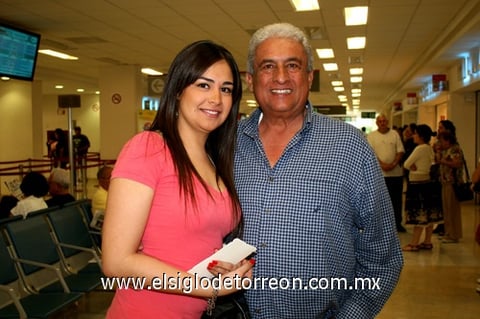 10042009 Sonia García se fue a disfrutar de Ixtapa y fue despedida por su papá Fernando García.