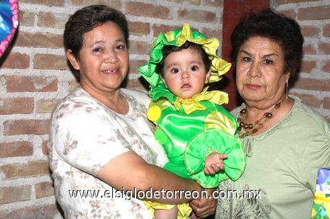 13042009 Miguel Eusebio Jáquez Caballero acompañado en su fiesta de primer cumpleaños de sus abuelitas Aurora Aldana y Esperanza García.