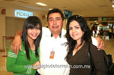 13042009 Lisa Fernanda Castrejón se fue con destino a Ciudad Juárez y fue despedida por sus papás Fernando Castrejón y Alma Aguilera.