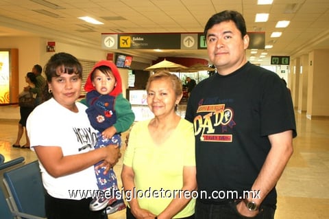 13042009 César Acevedo Zúñiga viajó a Sonora y fue despedido por su mamá María Teresa Zúñiga y su prima Nelly Ortiz.