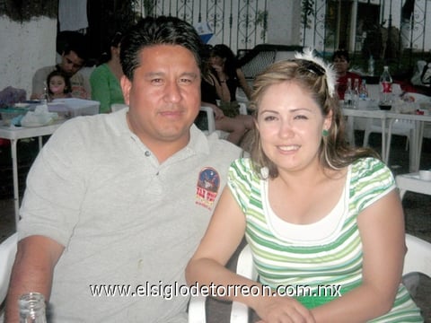 12042009 Arturo de León junto a su esposa Oly.