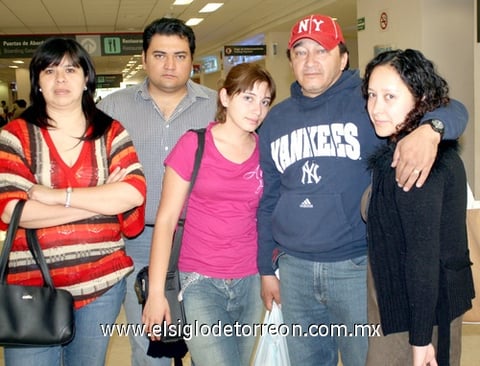 14042009 Betty de Reza, Salvador y Michelle Reza viajaron al DF y los despide la familia Yassín Cruz.