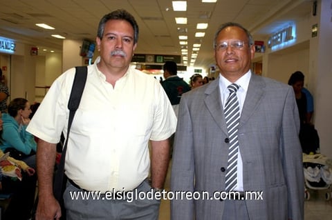 14042009 Enrique de la Mora y David Mayagoitia viajaron a la Ciudad de México.