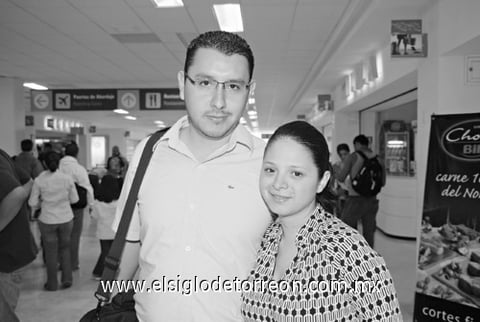 15042009 Ricardo García y Elda Muñiz realizaron un viaje de negocios a Hermosillo.
