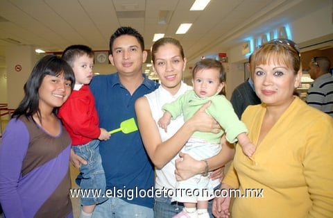 15042009 Luis Emanuel Meza Santillán se fue en plan de trabajo a Hermosillo y fue despedido por su esposa Lizeth de la Rosa, su mamá Consuelo Santillán, sus hijos y hermana.