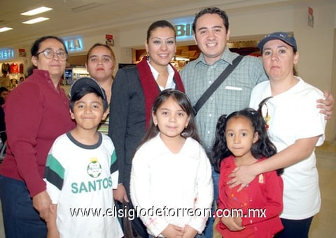 15042009 Jorge Gerardo Romo Muñoz se fue a Hermosillo en plan de negocios y fue despedido por su esposa Araiva Ramírez y la familia Romo Muñoz.