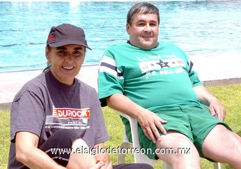 16042009 Mónica y Eduardo Diez disfrutaron de la alberca del Parque España.