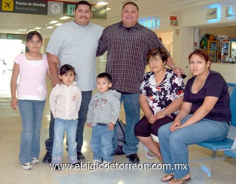 16042009 Juan Pablo viajó a Guadalajara y fue despedido por Jaqueline, Deisy, Alfredo, Rosa, María y Alfredito.