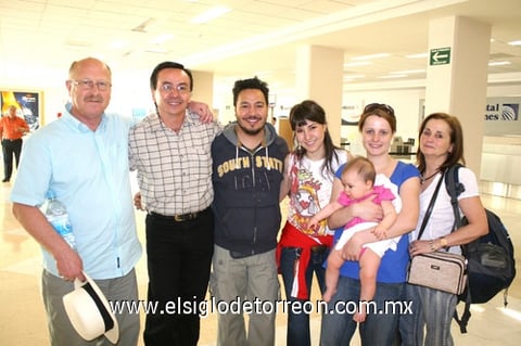 17042009 Richard, Miren y Amaga Chandler, Ernesto y María Esperanza Godina llegaron procedentes de Londres y fueron recibidos por familiares.