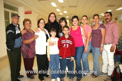 17042009 Alejandra García Delgado y Paulina Cháirez García viajaron a Madrid y París y fueron despedidas por las familias Cháirez y García Delgado.