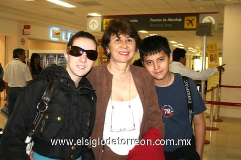 17042009 Natalia Soto Mitre, Olga Mitre Carrillo y Bruno Kal-el Sánchez Soto se fueron a la Ciudad de México.