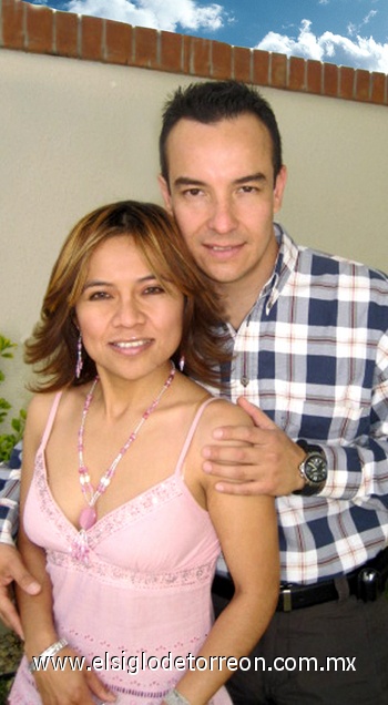 18042009 Lic. Verónica Pérez Sánchez e Ing. Francisco David de la Rosa Monge contrajeron nupcias por lo civil el día de ayer viernes 17 de abril de 2009 en la ciudad de Chihuahua, ellos son hijos de los señores José Pérez H. y Guadalupe Sánchez L.; Fernando de la Rosa y Francisca Monge Q.