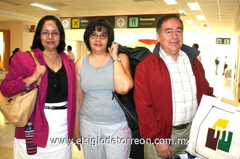 18042009 Guadalupe Pámanes y Antonio Monroy llegaron de la Ciudad de México y fueron recibidos por María de los Ángeles Pámanes.