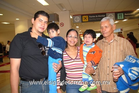 20042009 José Juan Cuéllar Cabello se fue a Hermosillo y fue despedido por su esposa, hijos y su papá.