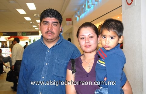 20042009 Juan Luis Pérez se fue en plan de trabajo a Chihuahua, por lo que fue despedido por Claudia Iriarte y Norman Félix Iriarte.