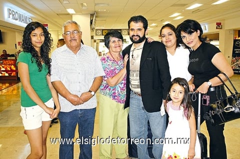 20042009 Mario Flores Cordero llegó de Los Ángeles y fue recibido por sus papás, hermanas y Sobrinas.
