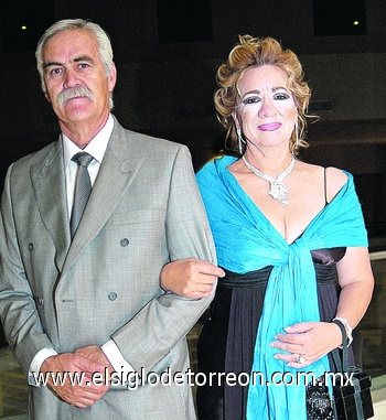 21042009 Carlos Acosta junto a su esposa Rosario de Acosta.