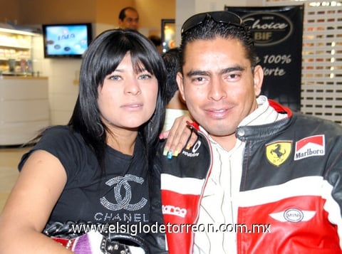 21042009 Yendi Orozco viajó a la Ciudad de México y la despídió Roberto Castañeda.