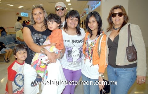 21042009 Rossana y Diana Martín llegaron a Torreón y las recibió su familia.