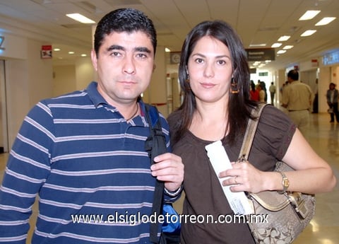 21042009 Luis Gómez y Silvia Castro viajaron a la Ciudad de México.