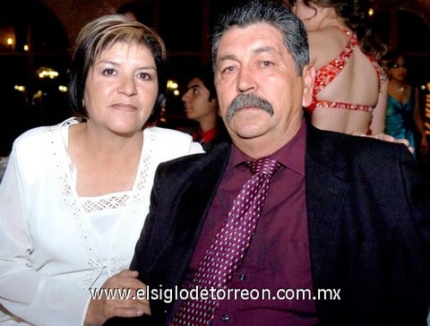 22042009 La señora Alma Rosa y el señor José Luis Antillón, captados recientemente en un festejo social.
