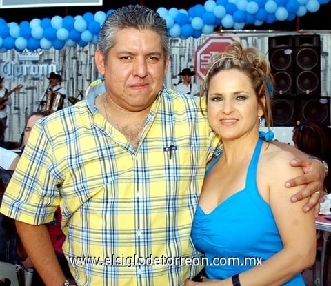 23042009 Fernando Camarillo le organizó a su esposa Dora Alicia Rosales de Camarillo un alegre festejo de cumpleaños.