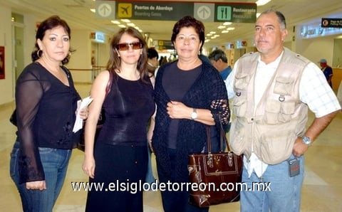 22042009 Martha Rivera viajó a San Diego y la despiden Susy de Dingler Gerardo y Silvia Rivera.