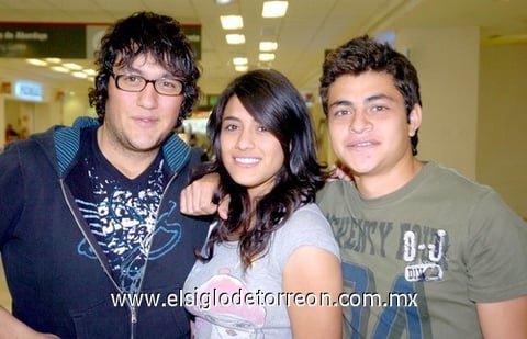 22042009 Francisco Peña, Karla Gabriela y Juan Ramón Castillo en el aeropuerto.