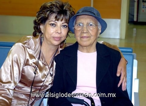 23042009 Raquel Benavente se fue de paseo a la Ciudad de México y fue despedida por su hija Dolores García.