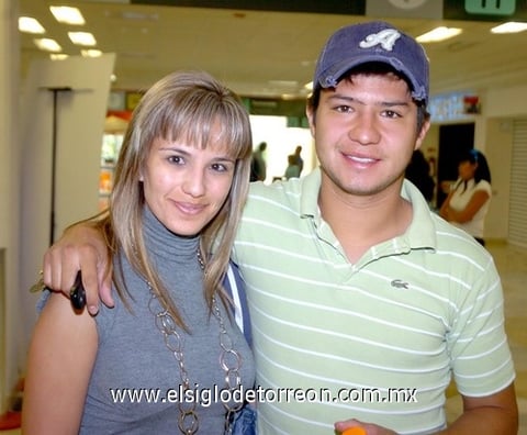 23042009 Christian Muñiz y Miguel Ángel Muñiz despidieron a sus papás que viajaron a la Ciudad de México.