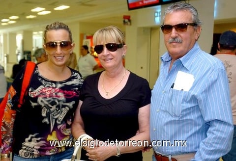 23042009 Gina, Mapy y Jorge se fueron a la Ciudad de México en plan de negocios.