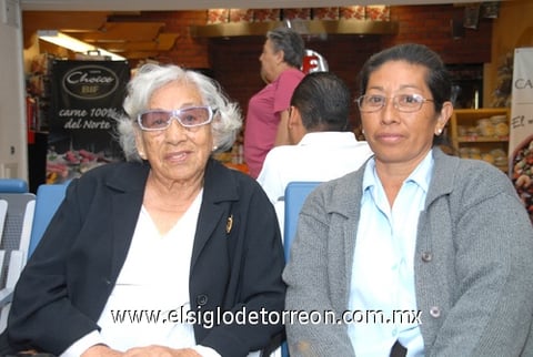 27042009 Felisa O. de Velez se fue de visita a la Ciudad de México y fue despedida por Olga Roma de Alonso.