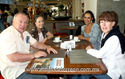 28042009 Jean-Luc Paulaccir y Reré Paulaccir viajaron a Cancún y fueron despedidos por sus amistades.