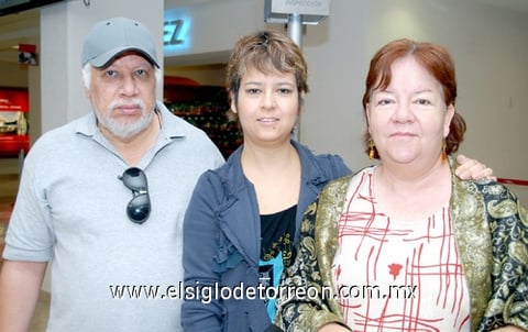 28042009 Ana Isabel García regresó a Mexicali, donde radica, y fue despedida por Carmen Beatriz García y Ricardo Saucedo Quintero.