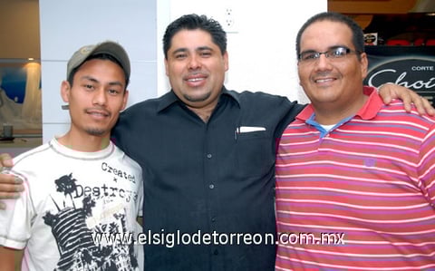 28042009 Marvin Arévalo se fue a vivir a Miami y fue despedido por sus amigos Víctor Abaunza y Javier Adame.