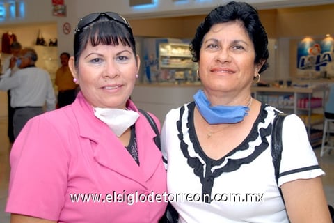 29042009 Guadalupe Martínez viajó a Mérida y la despidió Leticia Soto.