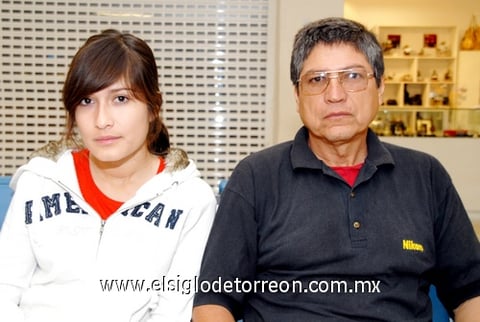 29042009 Elizabeth Escobar viajó a Cancún y la despidió Jesús Escobar.