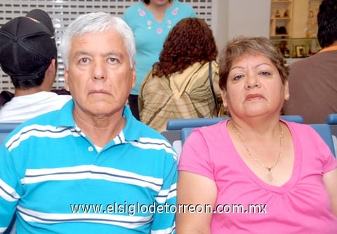 29042009 Daniel y Estela Chávez, en la sala de espera del Aeropuerto de Torreón.
