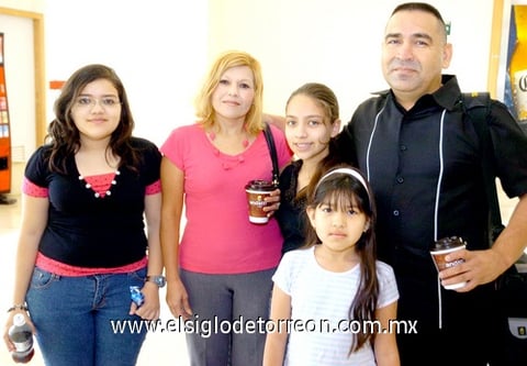 30042009 Reynaldo Pino viajó a Alemania para realizar asuntos de trabajo y fue despedido por su esposa Claudia de Pino y sus hijas Claudia, Marian y Reyna.