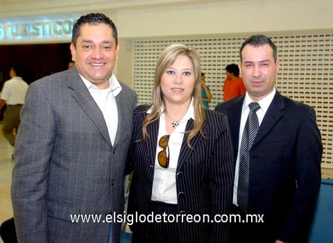 30042009 Edner Granados realizó un viaje de trabajo a Puebla y fue despedido por Margarita Castillo y Édgar Rodríguez.
