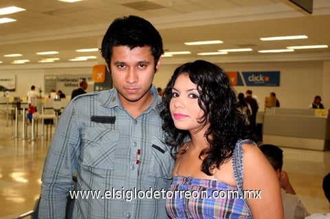25042009 Alejandro Gómez y Laura Saucedo se fueron con destino a Moscú, Rusia.