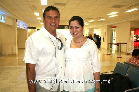 25042009 Fernando Segovia realizó un viaje a Ixtapa y fue despedido por su esposa Laura de Segovia.