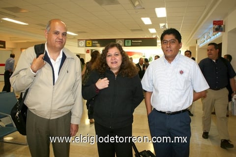 24042009 Héctor Olguín y María Auxilio García fueron recibidos por Julio Torres a su llegada de la Ciudad de México.