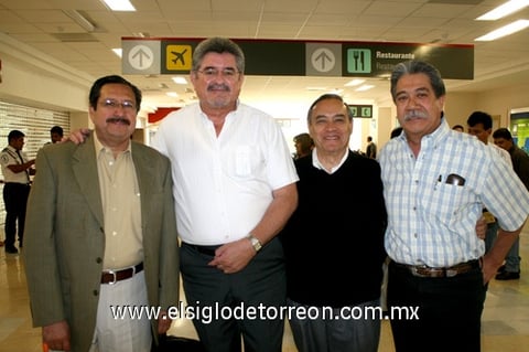 24042009 Enrique Valencia, Fernando González y Luis Enrique Wah llegaron de la Ciudad de México y fueron recibidos por Sergio Wong.